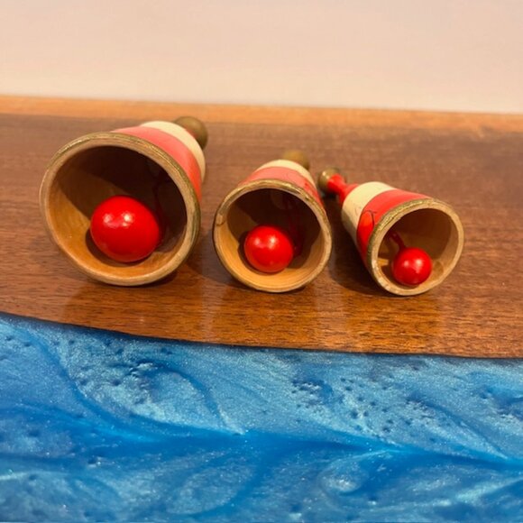 Set of 3 Vintage Graduated Wooden Christmas Santa Claus Bells - Picture 6 of 6